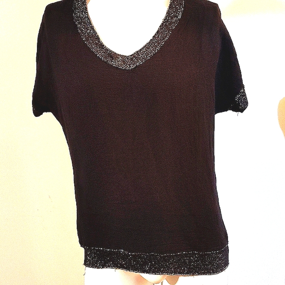 💜5/$25💜NWT Stylish T-shirt.